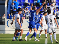 El Tomba se impone 2 a 0 ante el Albo. El primero lo marcó el Flaco Burgos (foto), quien abrió la cuenta para el equipo de De Muner.