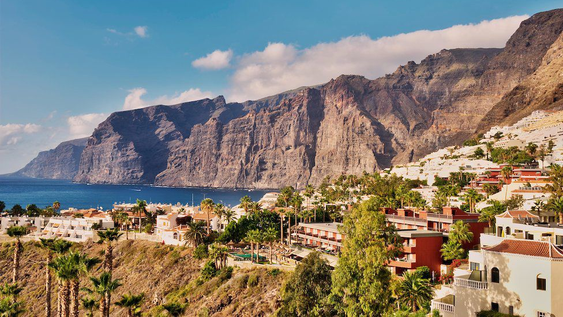Investigan la muerte de una joven argentina y un italiano en un complejo turístico en Tenerife.