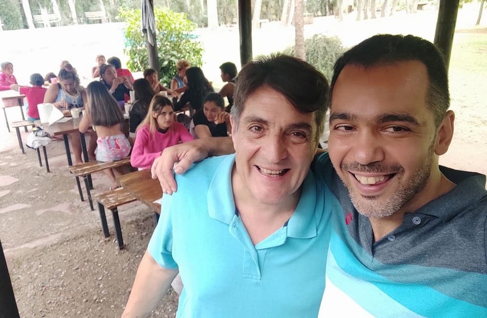 Sergio (izquierda) cuenta que lleva una vida “alejada de egocentrismos y de logros y alegría infinita”. Pero aclara que “siempre muy cerca de Dios”. Foto: gentileza