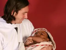 Lionel Messi con 20 años sostiene a Lamine Yamal de apenas 6 meses.&nbsp;