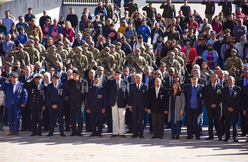 Acto conmemorativo por los 40 años de la guerra de Malvinas. En casa de gobierno se llevo a cabo un acto en el que participaron autoridades politicas y de las fuerzas armadas, donde brindaron reconocimiento a veteranos y caidos en el conflicto del Atlantico Sur en 1982foto: Mariana Villa / Los Andes