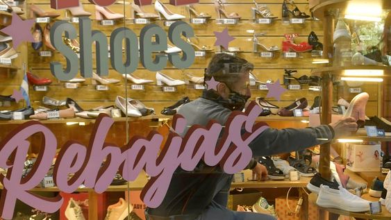 De acuerdo al Ministerio de Trabajo de la Nación, los empleados del sector comercial de la provincia ganan $1.613 por debajo del promedio de todas las actividades. / Orlando Pelichotti