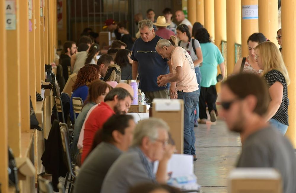 Pasadas las 8 de la mañana de este domingo comenzó el balotaje para definir quién será el próximo Presidente de Argentina. Hay 35 millones de personas habilitadas para votar entre el candidato de Unión por la Patria, Sergio Massa, y el de La Libertad Avanza (LLA), Javier Milei.Escuela Rafael Obligado de Guaymallén Foto: Orlando Pelichotti