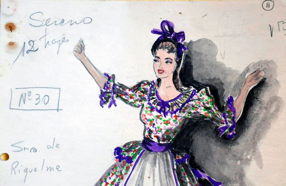 La magia del diseño plasmada en el boceto original de la diseñadora mendocina Elizabeth Hradil Pol de Alza, que realizó para Fiesta de la Vendimia 1961. La costurera que realizó la confección fue la Señora de Riquelme (según expresa su pedido), y en total eran doce trajes y se acota que usarían 6 metros de paercal blanco y 2 de percal floreado. Foto: Orlando Pelichotti