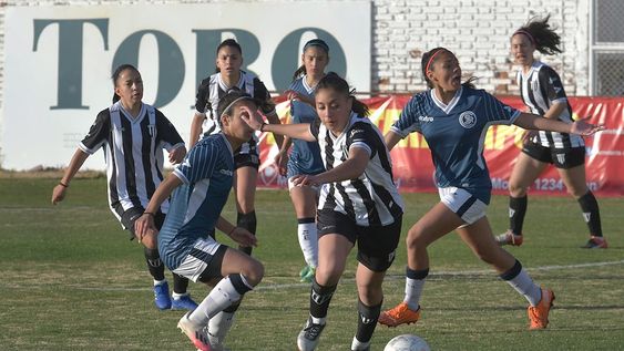 Gimnasia e Independiente animaron la fecha con el clásico del Parque. En la 2°,, lo harán Talleres y Godoy Cruz en el segundo derby del campeonato. /Los AndesMendoza 16 agosto de 2021   Deportes Fútbol femenino: Independiente superó a Gimnasia y se quedó con el clásico del ParqueEn este lunes feriado, y desde muy tempranito, se definió Clásico del Parque en el fútbol femenino: Independiente Rivadavia derrotó por 3-1 a Gimnasia en el estadio Víctor Legrotaglie, por la primera fecha del torneo “Silvana Villalobos”, que organiza la Liga Mendocina.Foto: Orlando Pelichotti  / Los Andes