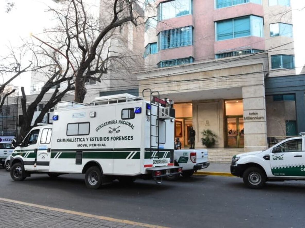 Gendarmes despliegan un fuerte operativo en un edificio céntrico tras denuncia de un prostíbulo VIP. Foto: Mariana Villa / Los Andes