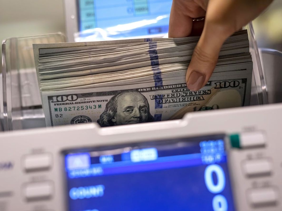 El dólar subió 13 centavos y volvió a cerrar por encima de los $ 60