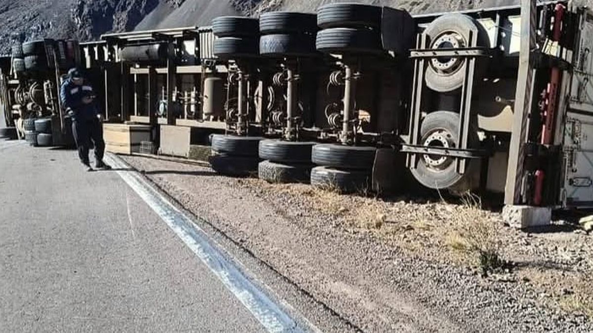 Alta montaña: un camión cargado con manzanas volcó en la Ruta 7