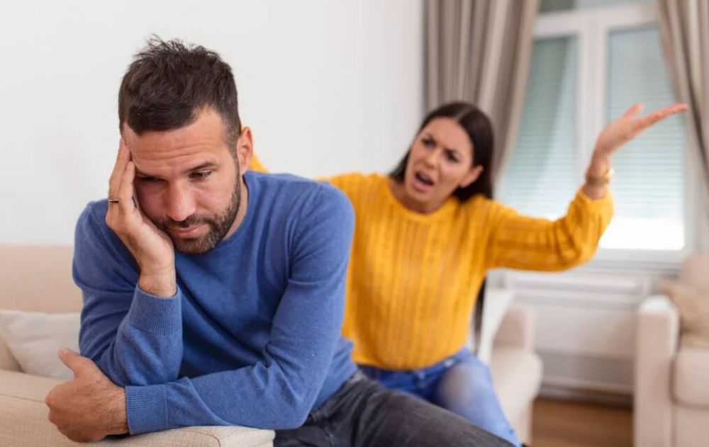 Una vez reducida la intensidad emocional, cada persona puede explicar qué le molestó, escuchar la posición de la otra parte y establecer los límites que considere necesarios.
