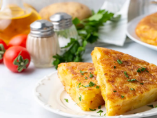 Tortitas de papa y cebolla receta fácil para una cena crocante sin usar huevos, con ingredientes básicos.