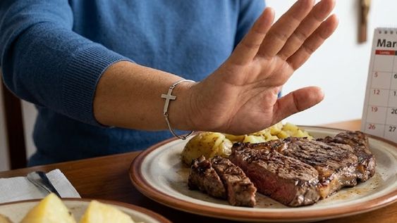 Los Viernes Santo, así como los días viernes de la Cuaresma, no se puede comer carne roja