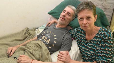 Cortes de pelo y peinados a beneficio de un matrimonio que necesita dinero para terminar su casa. Foto: Orlando Pelichotti / Los Andes