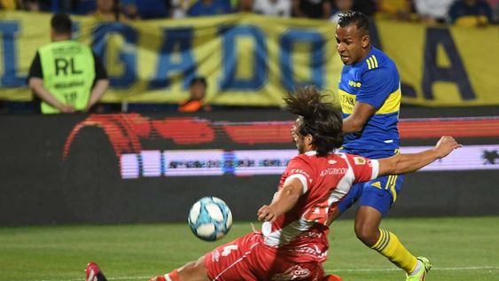 Sebastián Villa de Boca se lleva la pelota ante la marca de Kevin MacAllister de Argentinos. Boca Juniors venció 1 a 0 a Argentinos Jr. en la semifinal por Copa Argentina 2021  en el estadio Malvinas Argentinas. Foto Marcelo Rolland