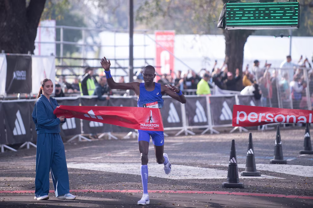 Bethwel Kibet Chumba ganó la Maratón de Buenos Aires con un tiempo de 2 horas, 8 minutos y 28 segundos.