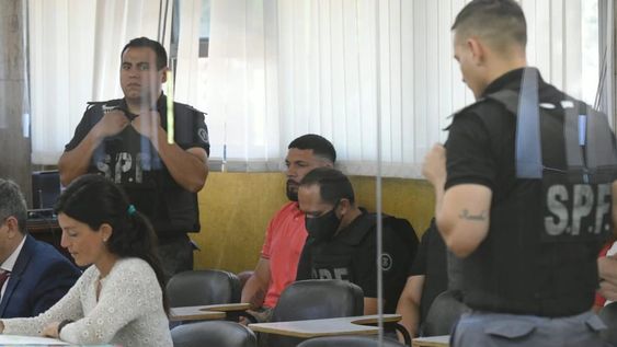 Yamil Rosales (a la izquierda, de barba sentado) junto a Diego Barrrera, con barbijo. Dos de los acusados del por el secuestro y muerte de Diego Aliaga. | Foto: Ignacio Blanco / Los Andes