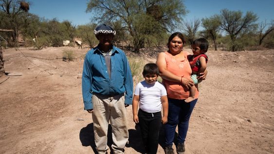 Vivir sin agua: historias de supervivencia entre habitantes del secano lavallino, donde no llueve hace más de 10 años Puesto Las Salinas, Mauricio Ochoa, Deolinda, y sus hijos Dario y Rufino.Foto: Ignacio Blanco / Los Andes