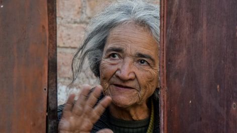 Los Andes | Marta, la mujer que “saluda” a todos en la ciclovía y su foto que emocionó y movilizó a los mendocinos. Foto: Gentileza Juan ignacio Blanco.