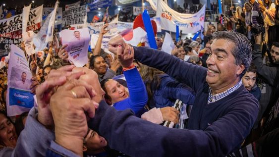 Jorge Capitanich cerró campaña mientras una multitud pedía justicia por la desaparición de Cecilia Strzyzowski (Twitter @jmcapitanich)
