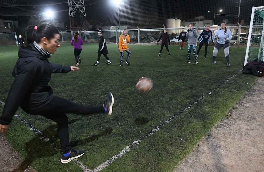 El aumento de mujeres que juegan a la pelota por hobby es un hecho que confirman también los dueños de los complejos de canchas. | Foto: José Gutiérrez / Los Andes
