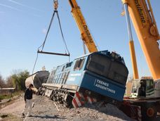 Descarriló un tren de cargas en Las Heras, terminó volcado sobre la calle y desplegaron un operativo para removerlo