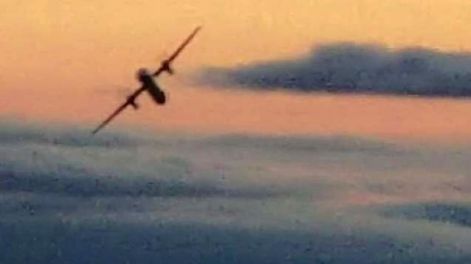Un mecánico robó un avión vacío y lo estrelló en el mar