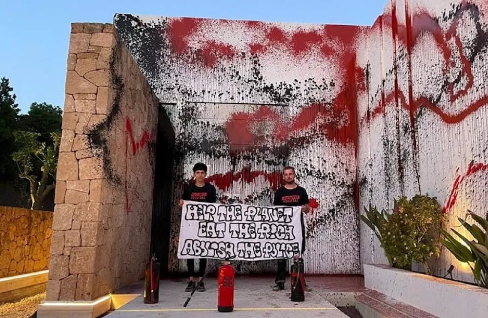 Activistas climáticos se metieron a la mansión de Messi en Ibiza y vandalizaron su fachada  (EFE)