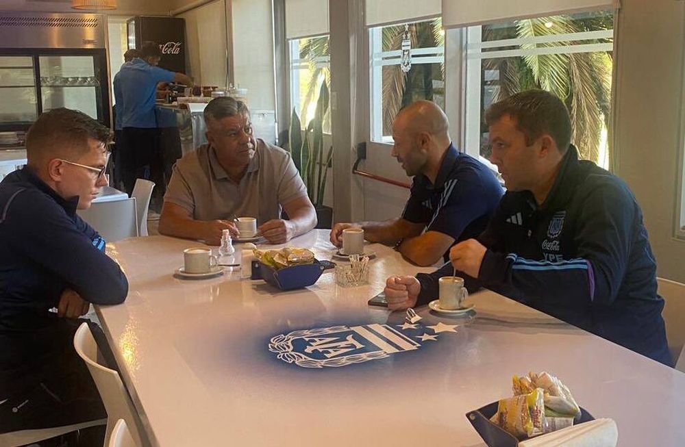 La reunión entre el Chiqui Tapia y Mascherano en el predio de Ezeiza. (@tapiachiqui)