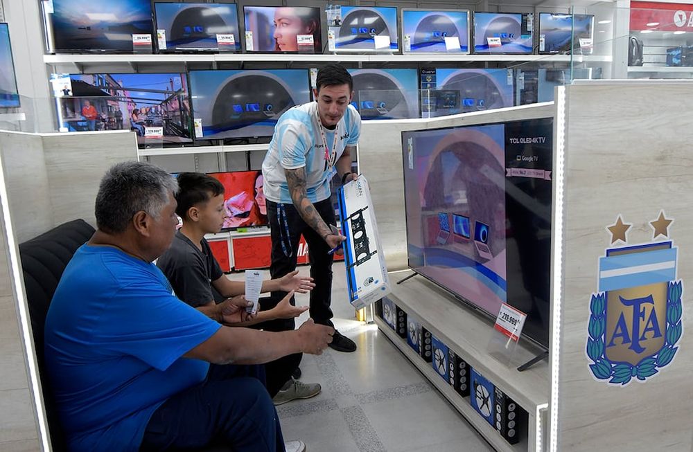 CyberMonday: una buena oportunidad para cambiar el televisor a precios más bajos, antes de que inicie el Mundial - Foto: Orlando Pelichotti / Los Andes