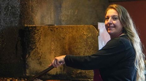 Los Andes | La historia de Betiana: de pararse ante la parrilla “porque no le quedaba otra” a estar entre las mejores 3 asadoras del país. Foto: Facebook Turismo General Alvear