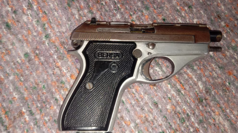 La pistola calibre 22 fue secuestrada.