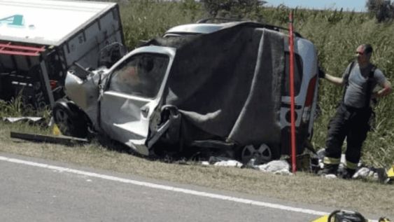 Cuatro fanáticos, que viajaban en una camioneta para presenciar la final ante Colón por el Trofeo de Campeones, perdieron la vida al chocar contra un camión. / Gentileza.