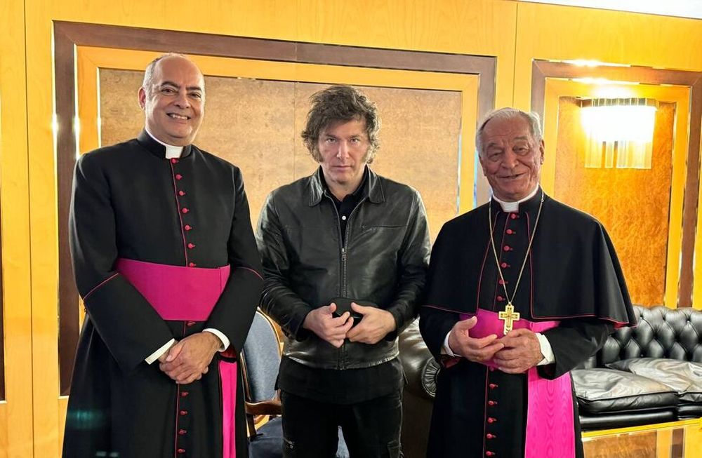 Guillermo Karcher (izq), secretario del Vaticano, junto a Javier Milei.  El presidente llegó hoy a Roma. Gentileza