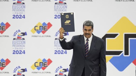 Nicolás Maduro sostiene su certificación del Consejo Nacional Electoral (CNE) que lo declara ganador de las elecciones presidenciales, en el CNE en Caracas, Venezuela, el lunes 29 de julio de 2024. (AP / Matías Delacroix)
