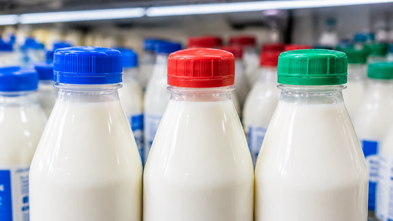 No es azar: las tapas de plástico en las botellas de leche tienen distintos colores por esta razón.
