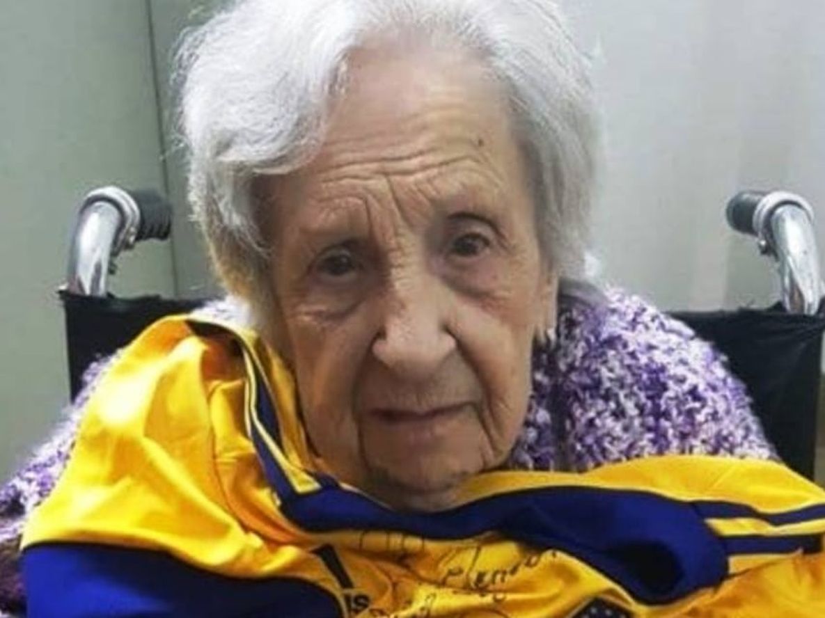 Clementina Galache, abuela fanática de Boca que cumplió 104 años y Román le regaló una camiseta.