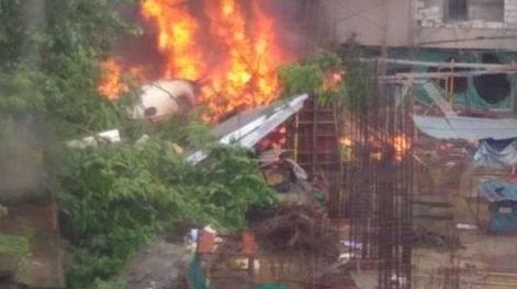 Al menos cinco muertos tras estrellarse un avión contra un edificio en Bombay