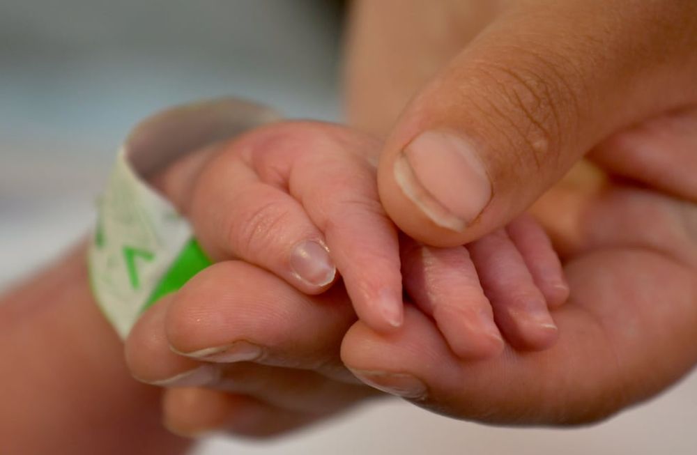 Mendoza 01 Enero  2021    Sociedad Primer bebe del año 2021. Guardia del Hospital Lagomaggiore,  el primer niño en nacer, se llama Aaron. Su madre Daiana Gonzalez (26)medico, enfermero, Covid 19, pandemia, coronavirusFoto: Orlando Pelichotti / Los Andes