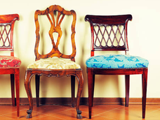 Las sillas viejas no las tires, tenés un tesoro en casa: tres formas técnicas de renovarlas o transformarlas.