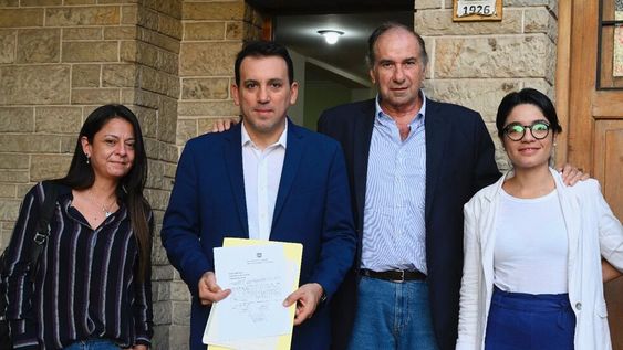Tadeo García Zalazar (presidente de UCR) y Humberto Schiavoni (interventor del PRO), tras la firma del acto de integración a Cambia Mendoza. Foto: Twitter