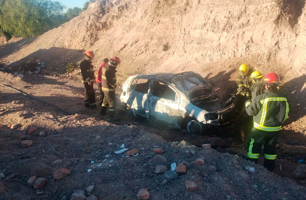 El auto robado en Villa Hipódromo. Captura: X / @MATIPASCUALETTI