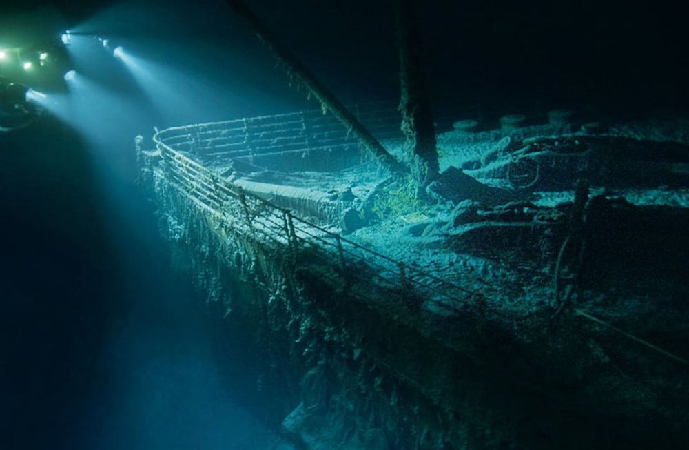 Una reciente expedición a los restos del Titanic reveló que una parte de la barandilla del castillo de proa colapsó y ahora yace en el fondo del océano.