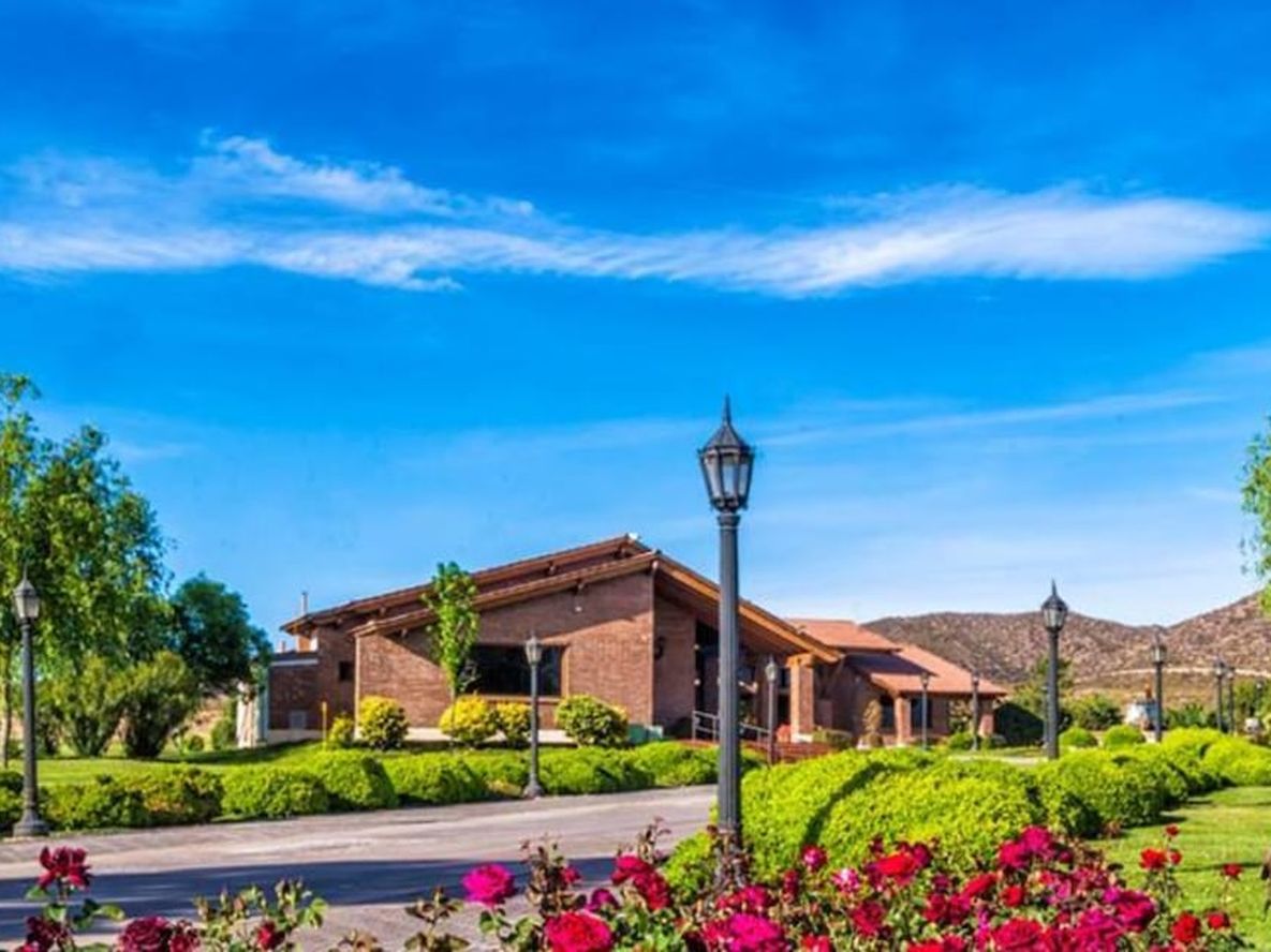 El cementerio parque ubicado en calle Salvador Civit, en Godoy Cruz, busca perfiles con buena oratoria y buena presencia. Foto: Los Andes Memorial / Facebook.