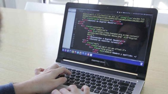 Un estudio a nivel global indica que la inteligencia artificial reemplazará en el futuro el 25% de los empleos. (Digital House)