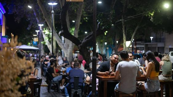 Bares y restaurantes de Mendoza no podrán tener corralitos fijos ni sombrillas oscuras en las mesas de la calle. Foto: Gentileza: Ciudad de Mendoza