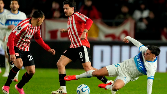 Estudiantes no pudo sostener la ventaja y empató con Universidad Católica por la Copa Libertadores.