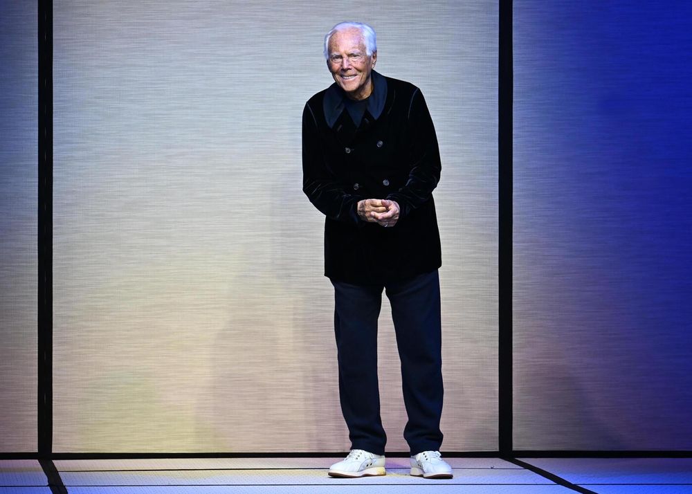 MILÁN (Italia), 04/09/2025.- (ARCHIVO) - El diseñador italiano Giorgio Armani saluda al público al final de la presentación de su colección Otoño/Invierno 2025/2026 durante la Semana de la Moda de Milán, Italia, el 20 de enero de 2025 (4 de septiembre de 2025). Armani falleció a los 91 años, según confirmó su compañía el 4 de septiembre de 2025. (Moda, Italia) 