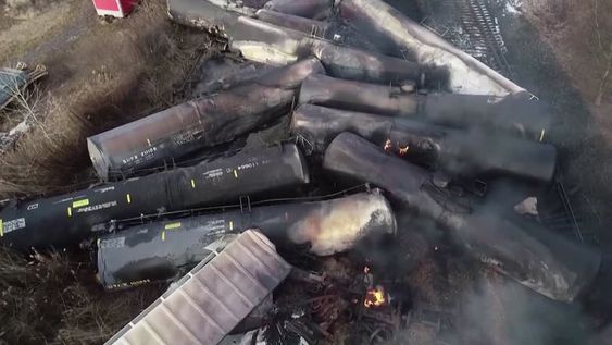 El descarrilamiento y posterior explosión de varios vagones del tren que pasaba por East Palestine, en Ohio, Estadous Unidos, impulsó una investigación hacia la empresa responsable por éste y varios otros descarrilamientos más en todo el país.