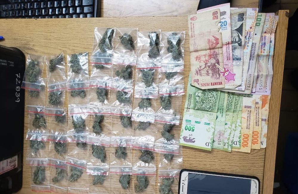 El hombre de 24 años llevaba encima 39 envoltorios de marihuana escondidos en la baulera de la moto en Godoy Cruz. - Foto: Ministerio de Seguridad