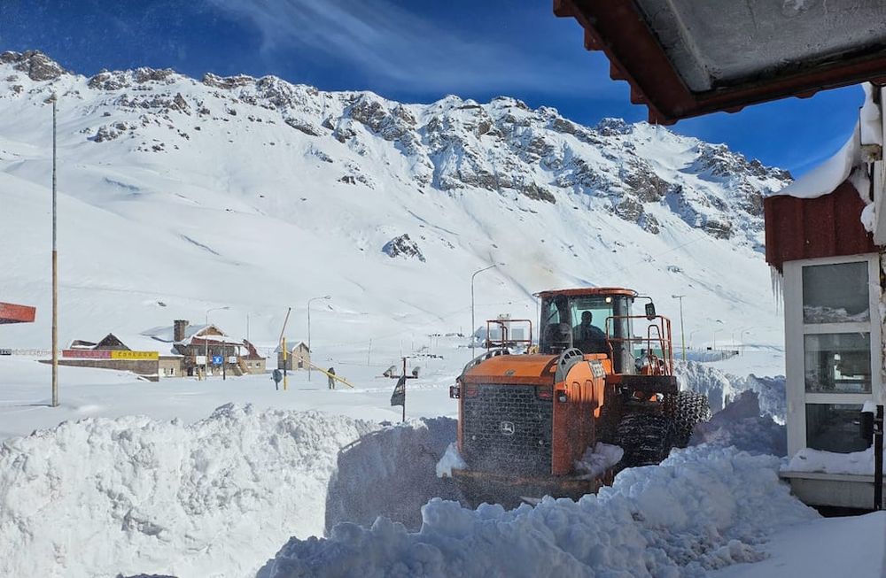 Tareas para despejar la nieve acumulada en el paso Cristo Redentor (Prensa Gendarmería)