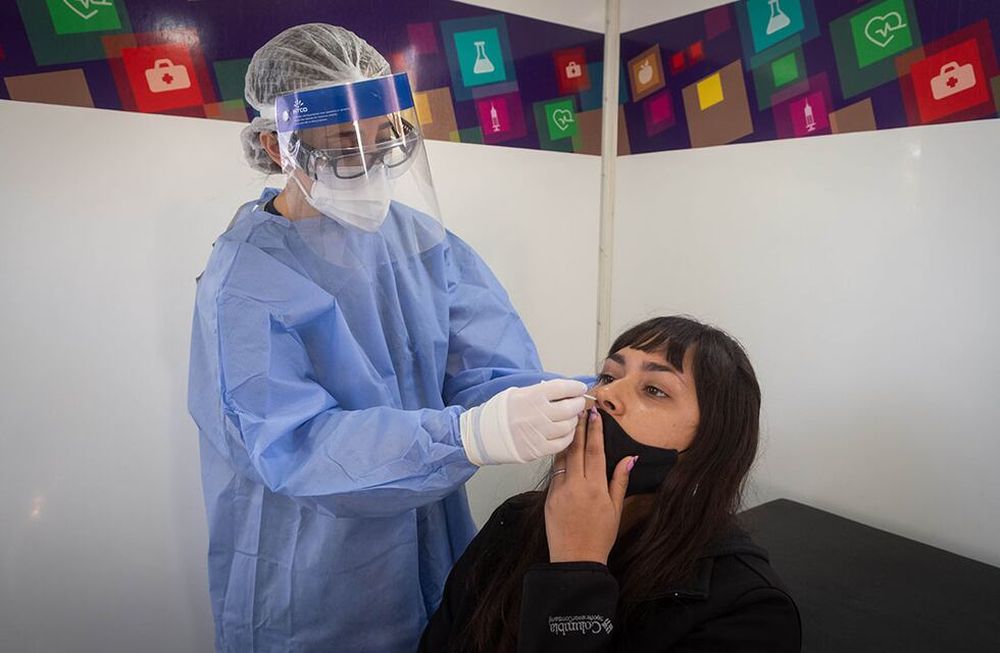 Desde Salud de la provincia resaltan que si bien está bajando el número de casos positivos, no se descarta un rebrote. Por tal motivo, recomiendan mantener los cuidados sanitarios vigentes. Foto: Ignacio Blanco / Los Andes